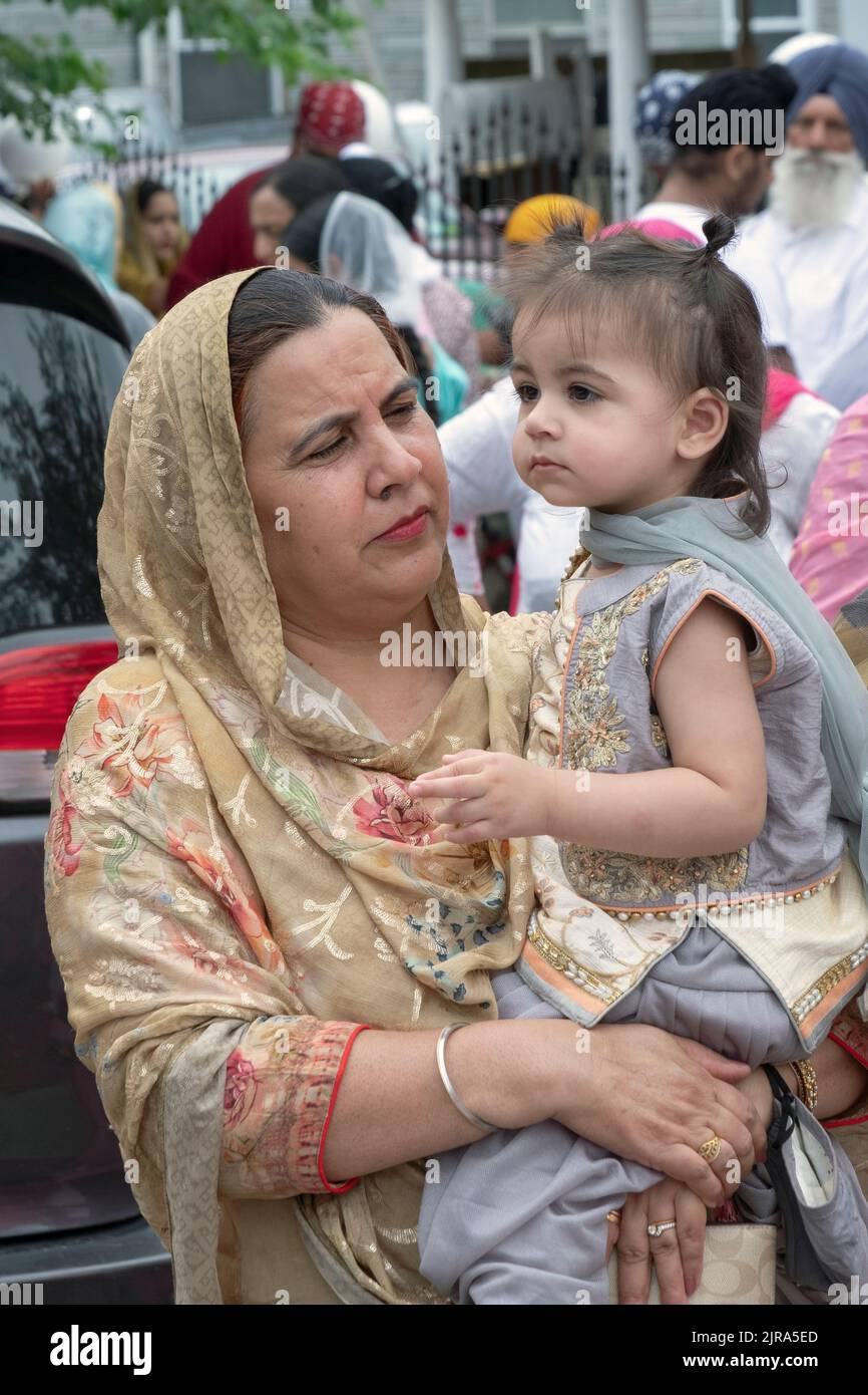 Una nonna e una nipote per l'inizio della Parata Nagar Kirtan a Richmond Hill, Queens, New York City. Foto Stock