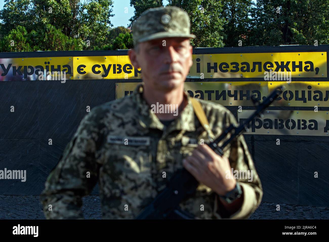 Non esclusiva: UZHHOROD, UCRAINA - 23 AGOSTO 2022 - Un serviceman delle forze armate ucraine si trova davanti al monumento che caratterizza l'articolo 1 dell'Ukra Foto Stock