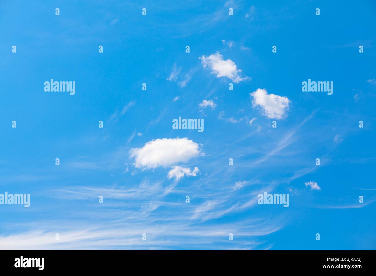 Cielo limpido con cirrus . Cielo blu puro . Sfondo nuvole rare Foto Stock