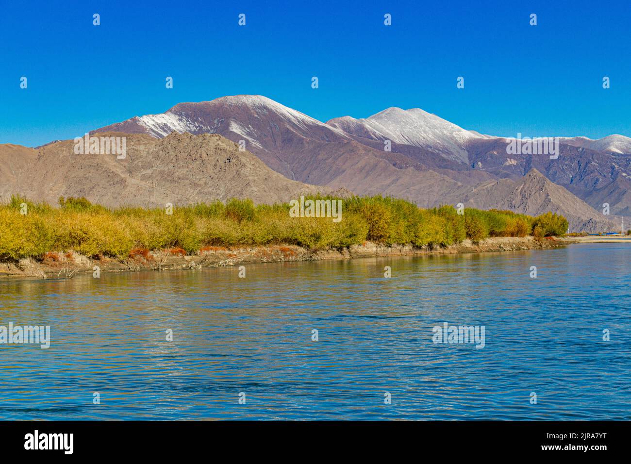 Il fiume Yarlung Zangbo è a sud della capitale Lhasa, nella contea di Gonnga, Tibet, Cina Foto Stock