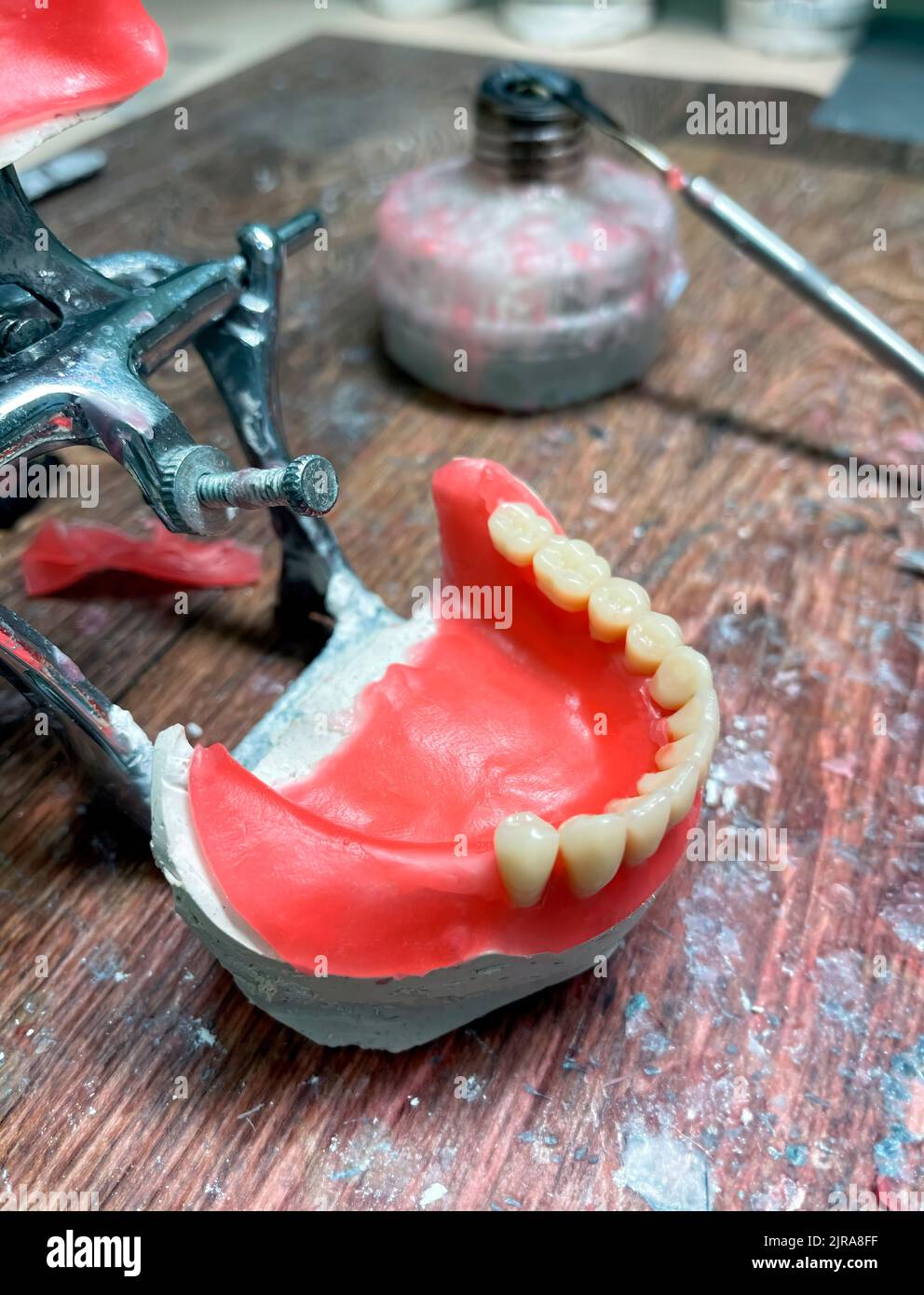 Protesi artificiali nelle fasi di produzione del laboratorio odontoiatrico. Stampo ortodontico dentale con utensili. Protesi naturale completa di qualità Foto Stock