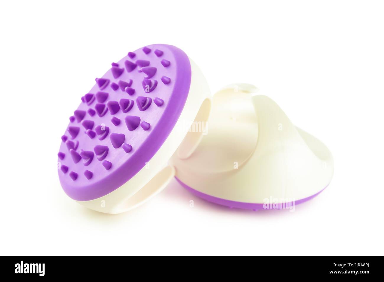 Massaggiatore a mano con punte in silicone per la procedura di massaggio anticellulite isolato su sfondo bianco. Spazzola massaggiante per la zona del corpo problematica, self-c Foto Stock