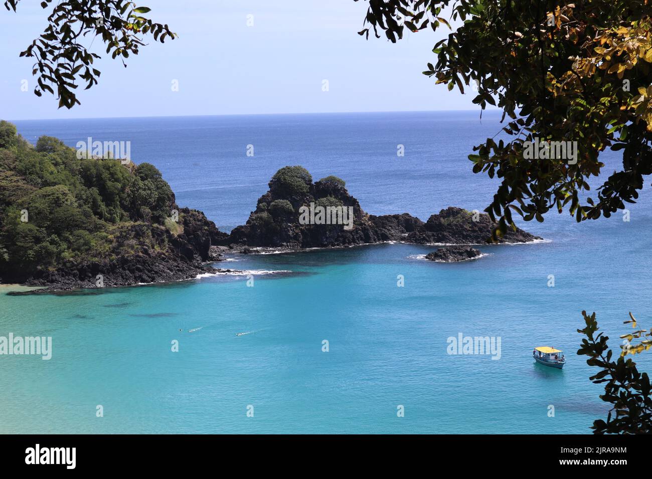 Spiaggia di Sancho, a Fernando de Noronhha, Brasile, con mare blu e cristaline e sabbia bianca, vista dalla collina Foto Stock