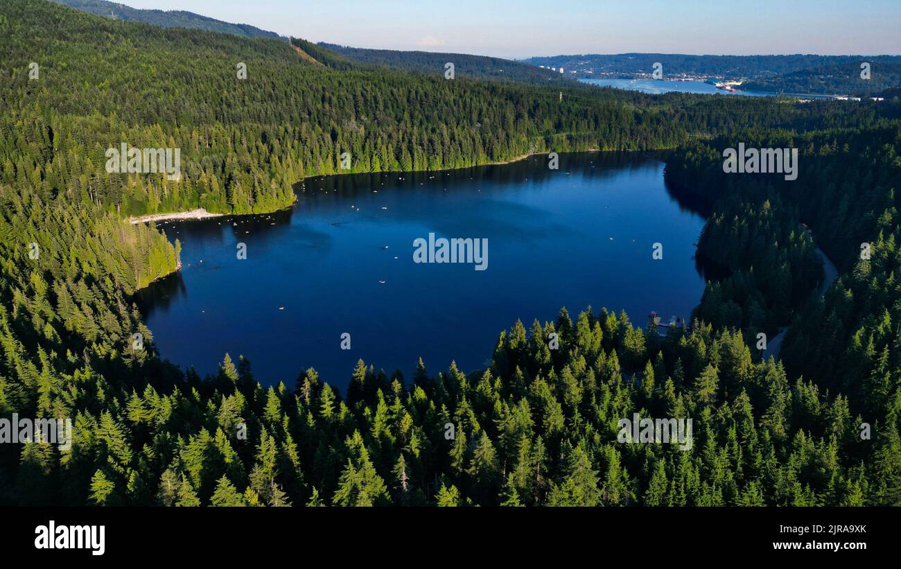 Una bella vista del lago Sasamat circondato da alberi fitti a Port Moody, Canada Foto Stock