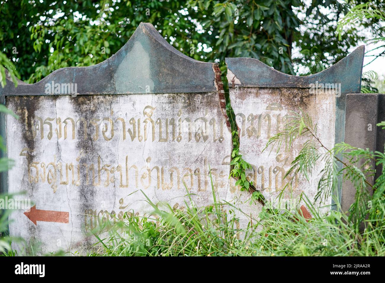 Un muro incrinato, con scritta thailandese su di esso, preso a Buriram, Thailandia. Foto Stock