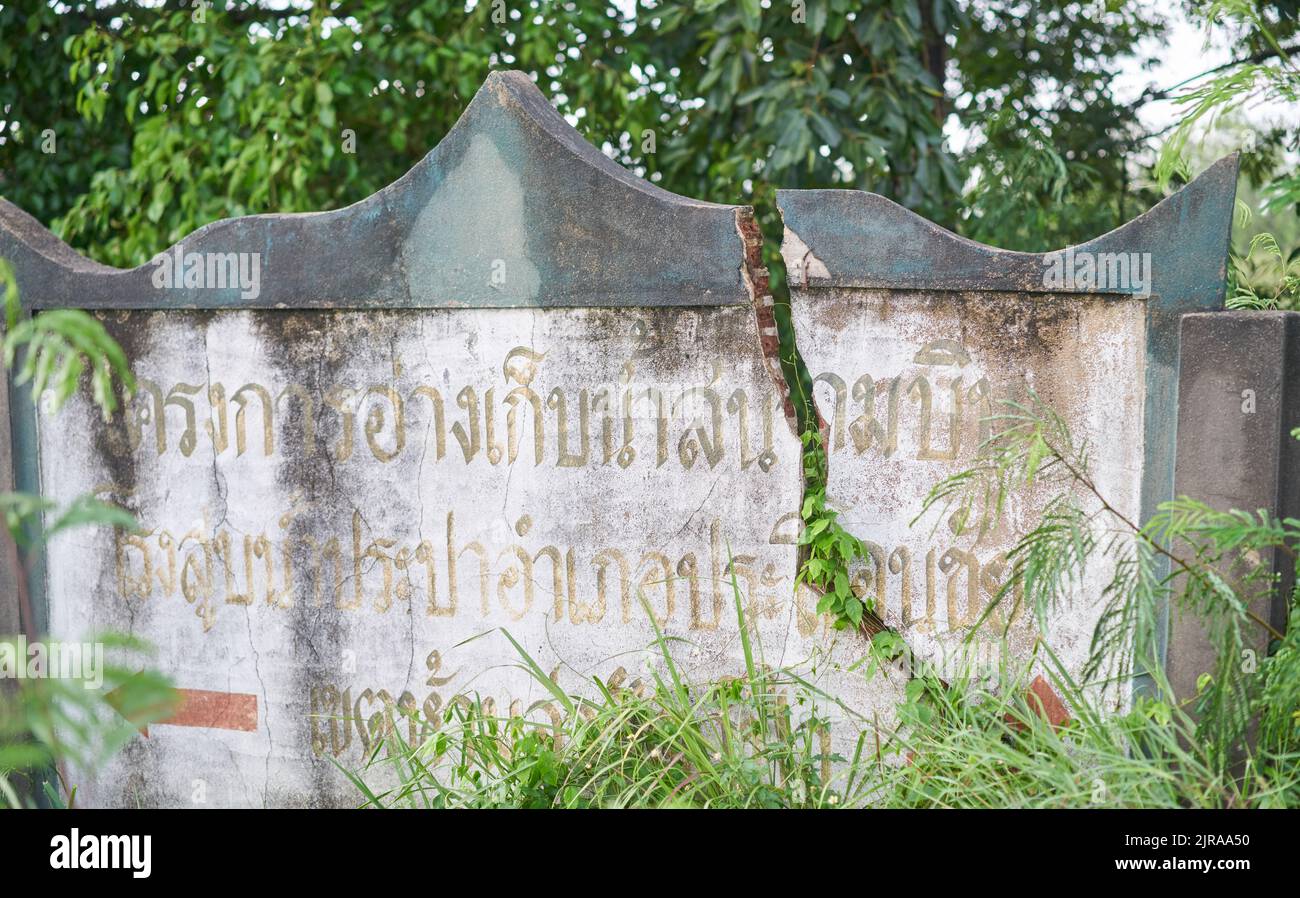 Un muro incrinato, con scritta thailandese su di esso, preso a Buriram, Thailandia. Foto Stock