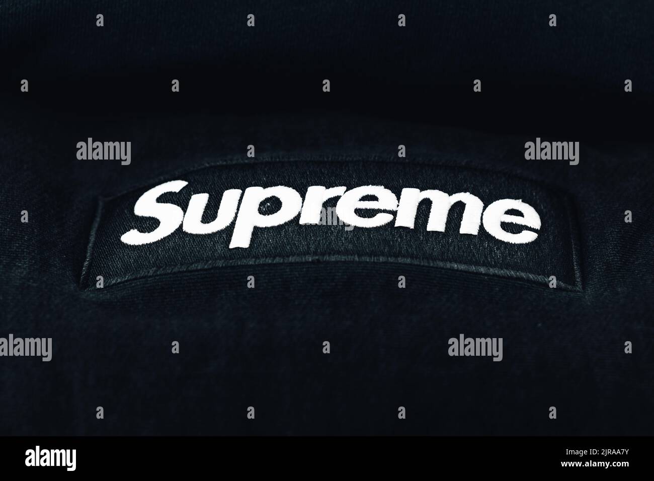 Felpa con cappuccio Supreme nera con logo Box impresso Foto Stock