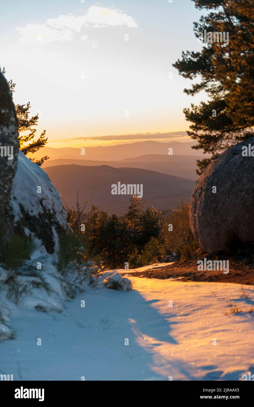 Tramonto con neve sul pavimento di montagna con tramonto arancione in primavera Foto Stock Tramonto con neve sul pavimento di montagna con tramonto arancione in primavera Foto Stock