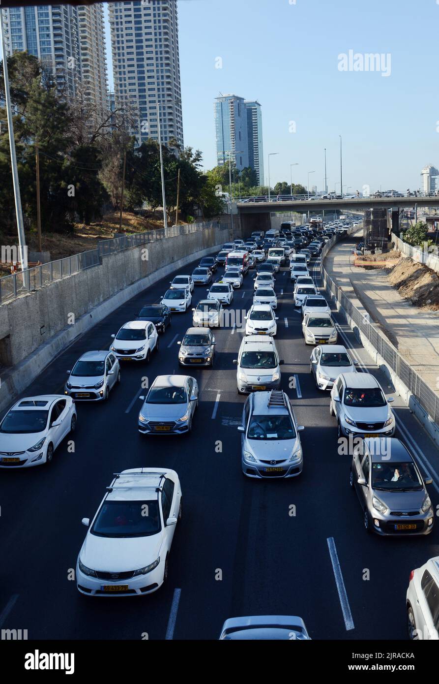 Traffico intenso sulla superstrada Ayalon a Tel-Aviv, Israele. Foto Stock