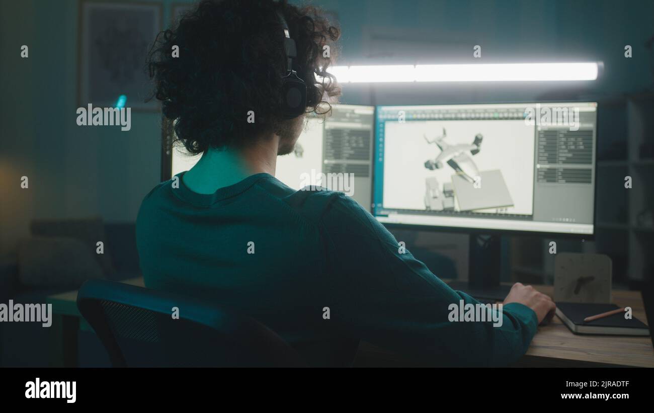 Uomo in occhiali e cuffie rendering animazione 3D con futuristico aereo per il cinema mentre si lavora a distanza da casa in serata Foto Stock