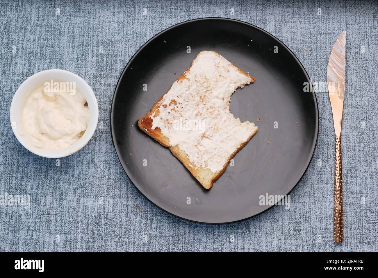 crema di formaggio a basso contenuto di fatto spalmata su un pane Foto Stock