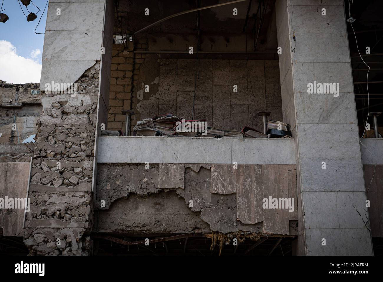 Mykolaiv, Ucraina. 19th ago, 2022. Documenti di governo abbandonati visti nel Mykolaiv Regional state Administration edificio a Mykolaiv, Ucraina. L'amministrazione statale regionale di Mykolaiv è stata colpita da uno sciopero missilistico russo la mattina del 29 marzo 2022, penetrando nell'edificio e causando 37 morti e 34 feriti. Mykolaiv, la città strategica dell'Ucraina situata sul lato meridionale con accesso al Mar Nero ed è uno dei principali centri di costruzione navale, ha una popolazione di 476.101 abitanti (2021 est.), ma è stato sottoposto a un pesante assedio e bombardamento dopo l'i su larga scala Foto Stock