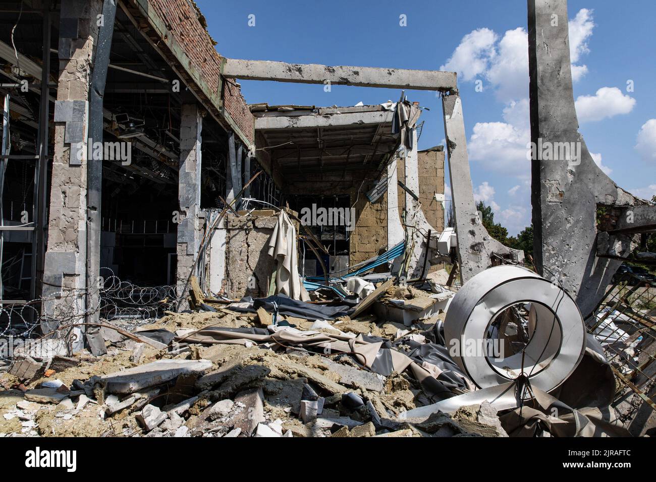 Mykolaiv, Ucraina. 19th ago, 2022. Una vista interna dell'ex Aeroporto Internazionale di Mykolaiv a Mykolaiv, Ucraina. L'amministrazione statale regionale di Mykolaiv è stata colpita da uno sciopero missilistico russo la mattina del 29 marzo 2022, penetrando nell'edificio e causando 37 morti e 34 feriti. Mykolaiv, la città strategica dell'Ucraina situata sul lato meridionale con accesso al Mar Nero ed è uno dei principali centri di costruzione navale, ha una popolazione di 476.101 abitanti (2021 est.), ma è stato sottoposto a un pesante assedio e bombardamento dopo l'invasione su larga scala dalla Russia. Come Ukrai Foto Stock