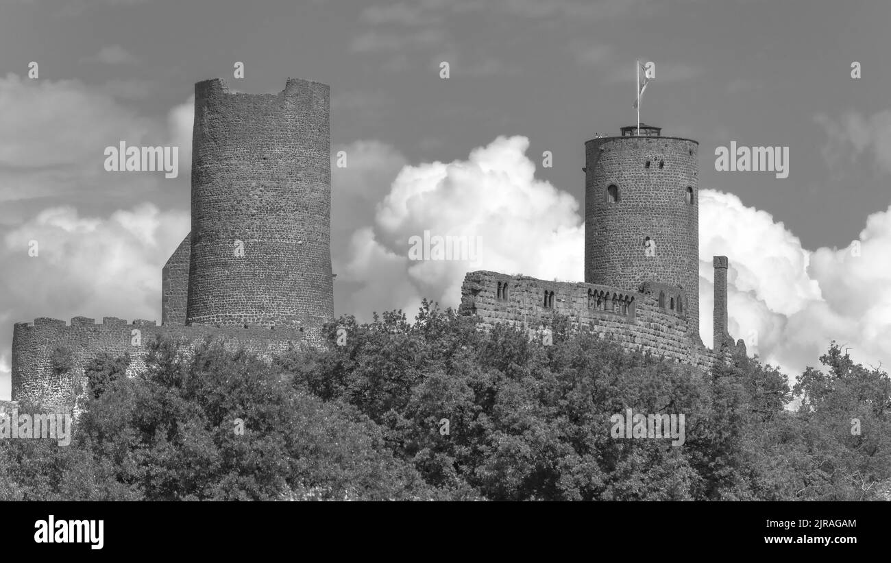 Una foto in scala di grigi del Castello di Munzenberg a Wetteraukreis, Assia, Germania Foto Stock