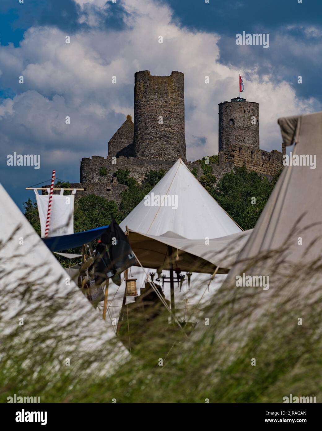 Un colpo verticale di tende e capanne vicino al Castello di Munzenberg a Wetteraukreis, Assia, Germania Foto Stock