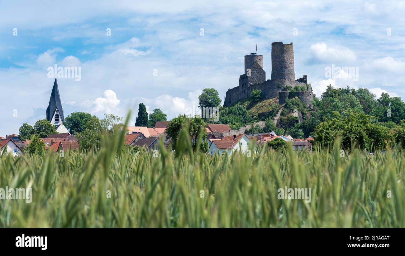 Un'immagine panoramica delle case vicino al Castello di Munzenberg a Wetteraukreis, Assia, Germania Foto Stock