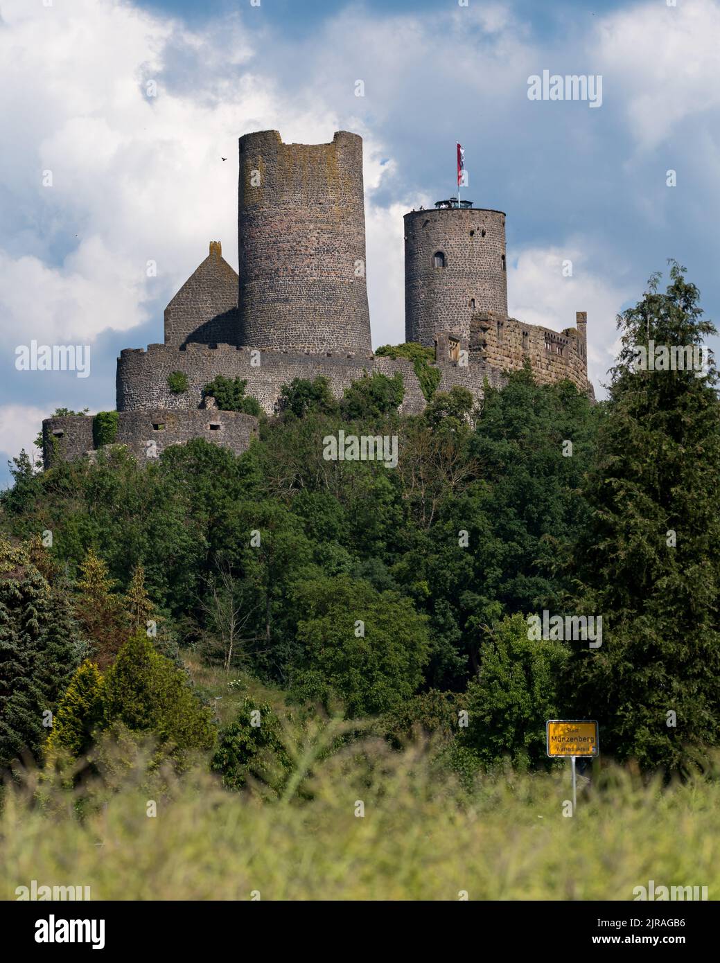 Uno scatto verticale del Castello di Munzenberg a Wetteraukreis, Assia, Germania Foto Stock
