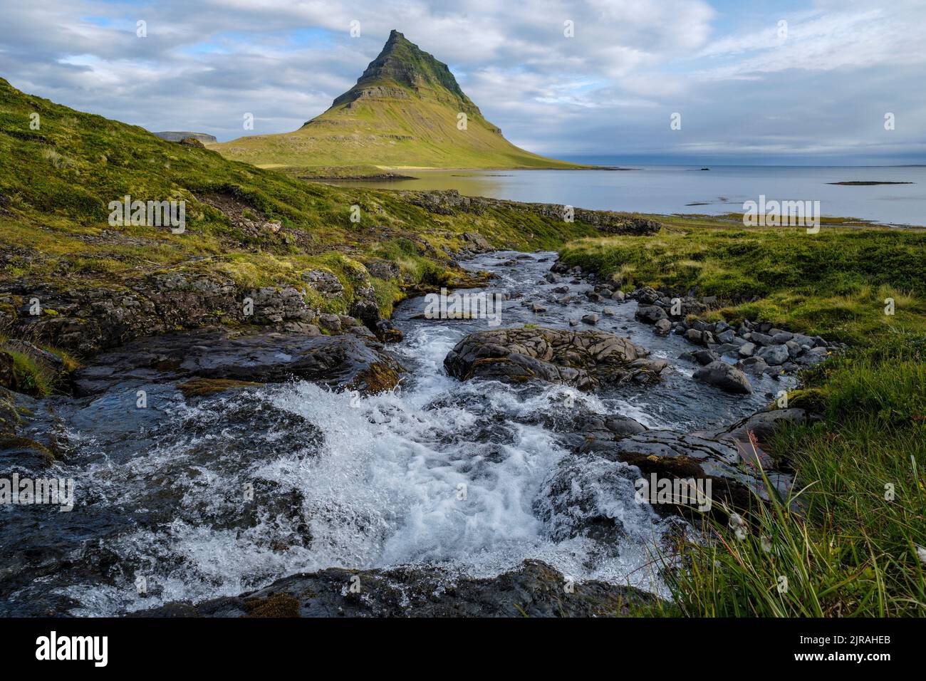 Kirkjufell (montagna della Chiesa), Penisola di Snaefellsnes, Islanda Foto Stock