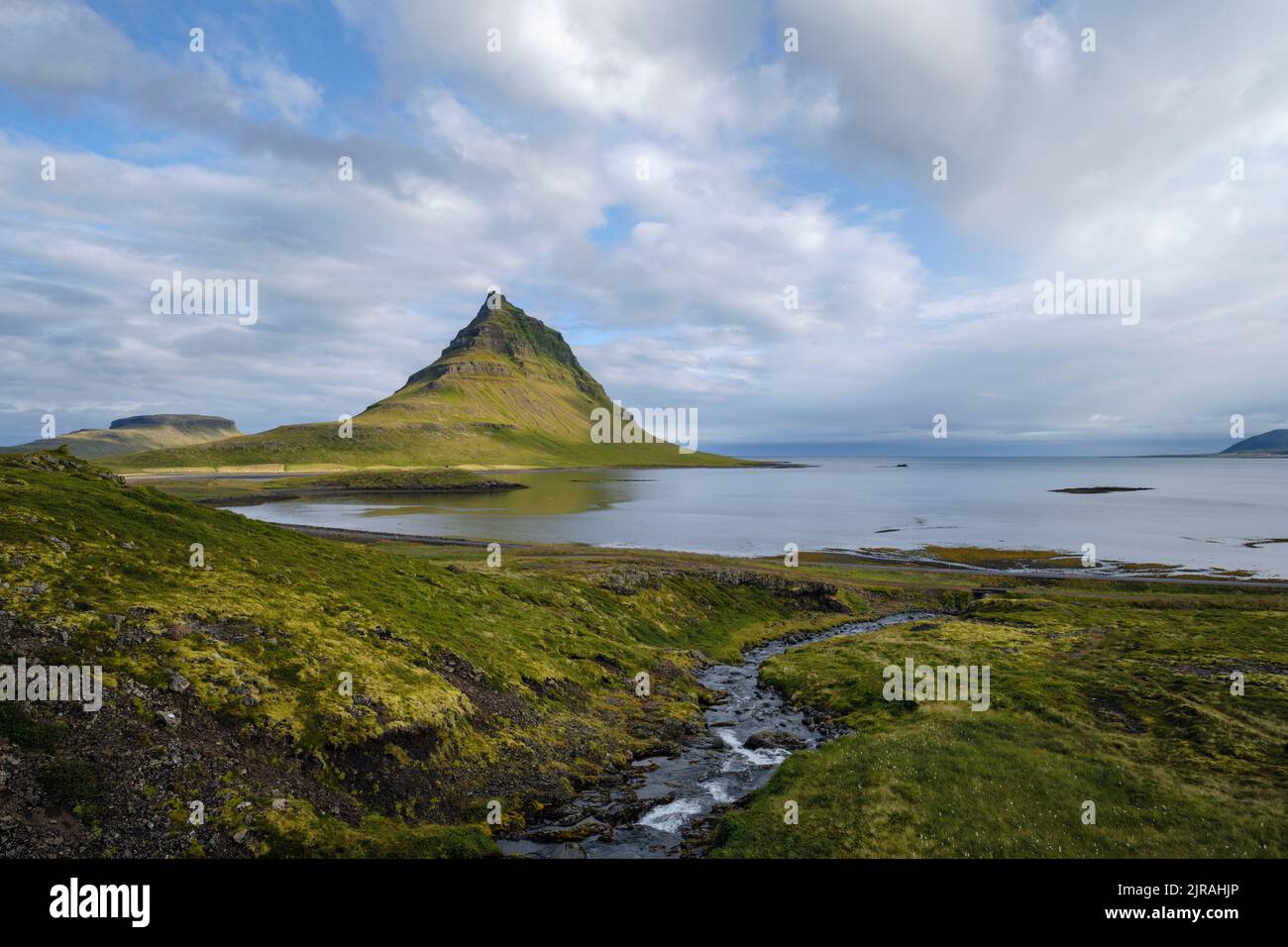 Kirkjufell (montagna della Chiesa), Penisola di Snaefellsnes, Islanda Foto Stock