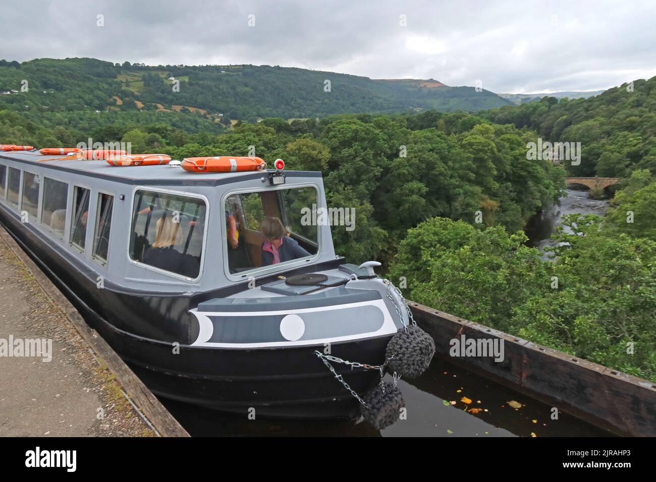 Chiatta per passeggeri che attraversa l'acquedotto di Pontcisilite a vale di Llangollen, mostrando Dee Valley, Trevor, Llangollen, Galles, REGNO UNITO, LL20 7TP Foto Stock