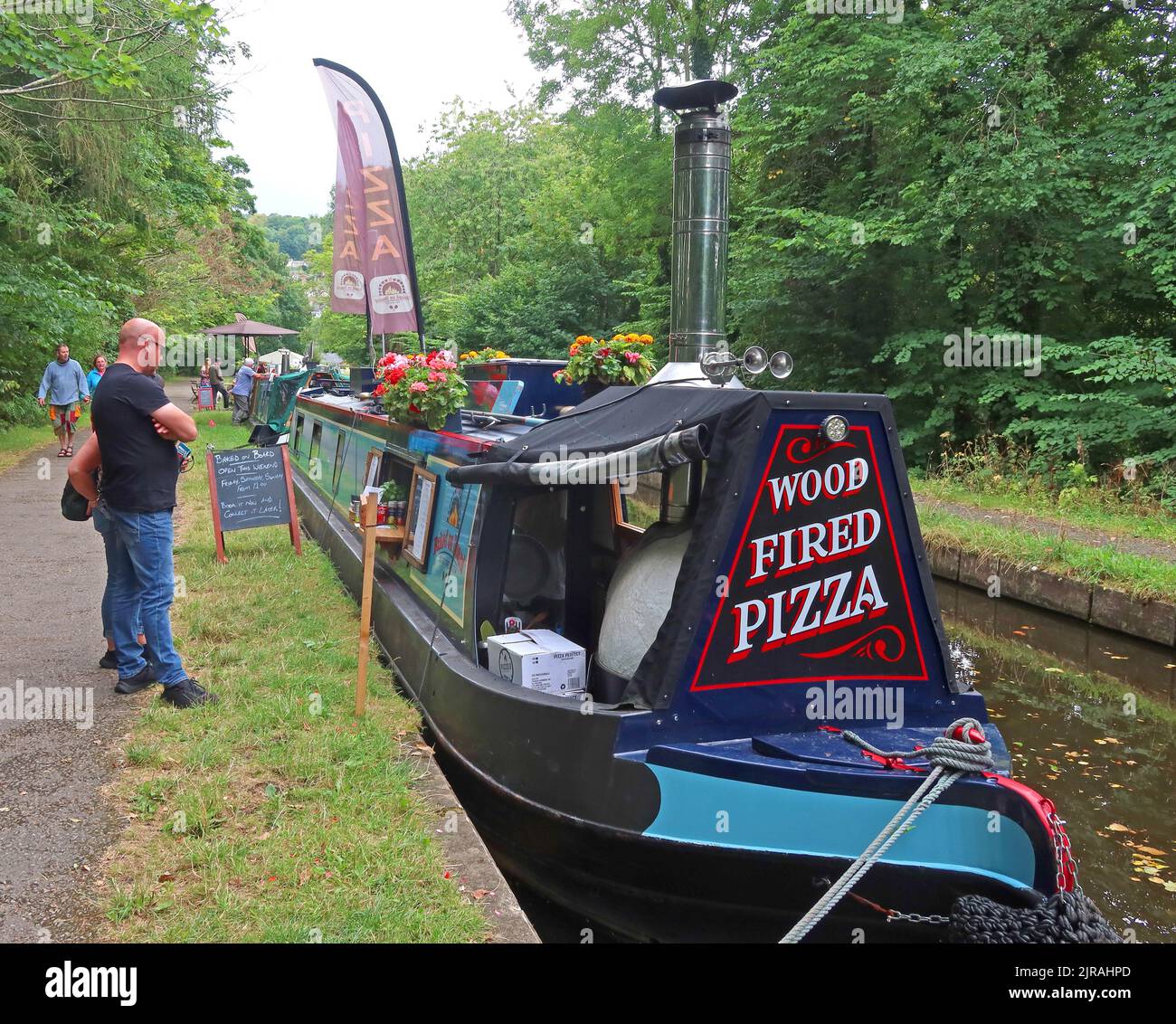 Pizza cotta a legna - al forno a bordo - vale of Llangollen, Trevor, Llangollen, Wales, UK, LL20 7TP Foto Stock