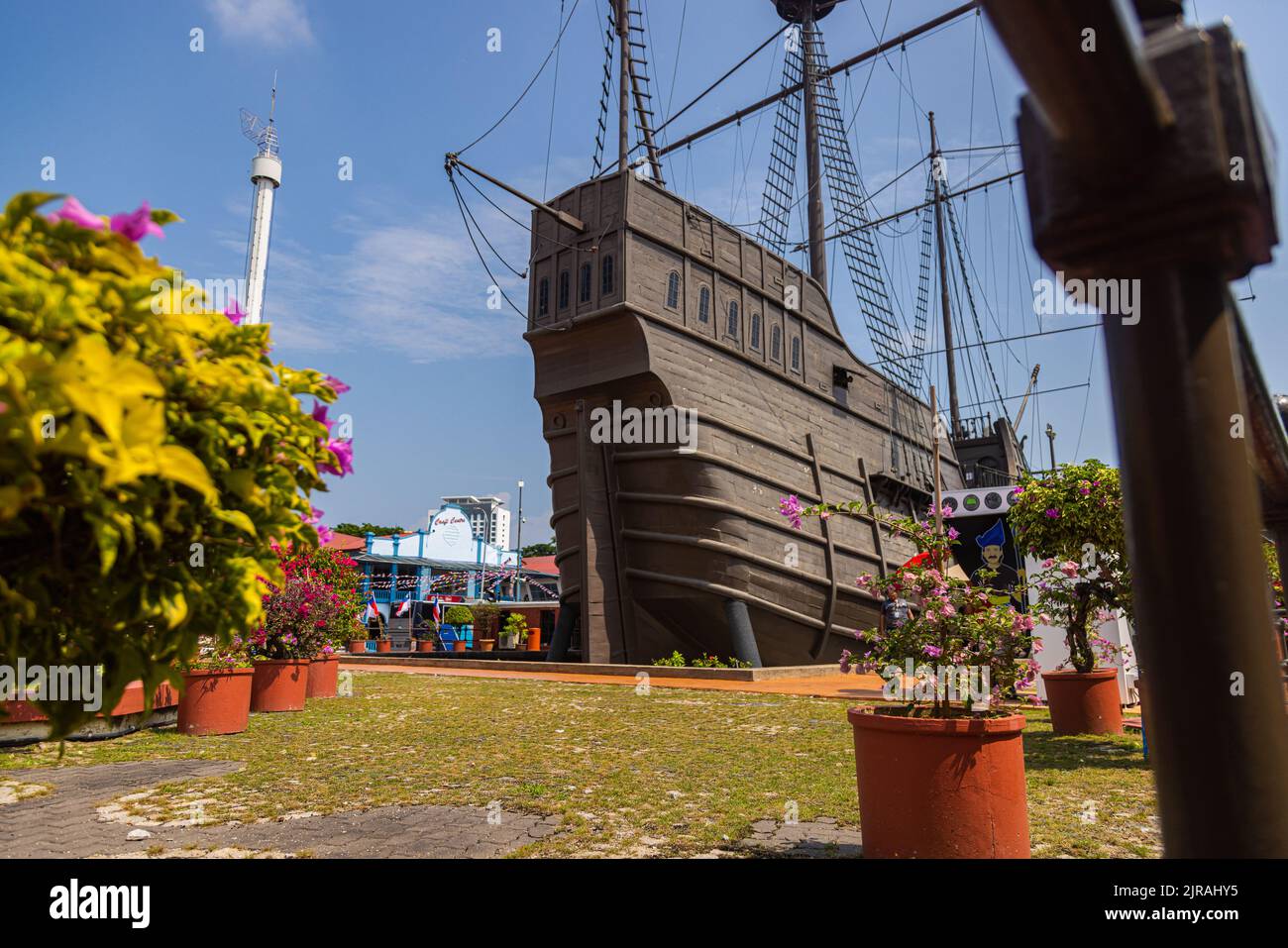 Malacca, Malesia - 10 agosto 2022: Il Museo Marittimo, un museo sulle attività marittime nella città di Malacca. Una replica del Flor de la mar, il Por Foto Stock