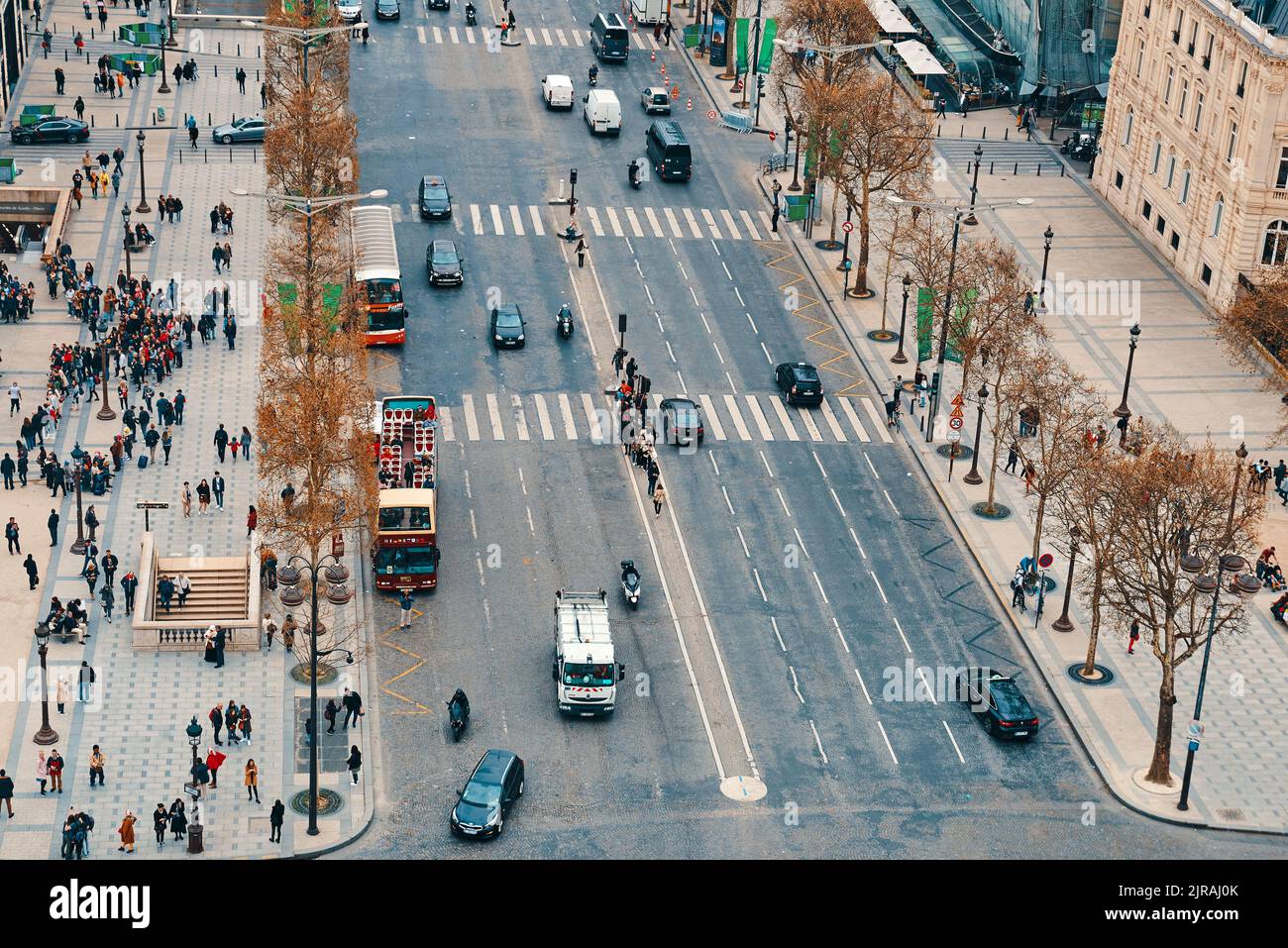 PARIGI, FRANCIA - 9 APRILE 2018: Vista dall'Arco di Trionfo alla città Foto Stock