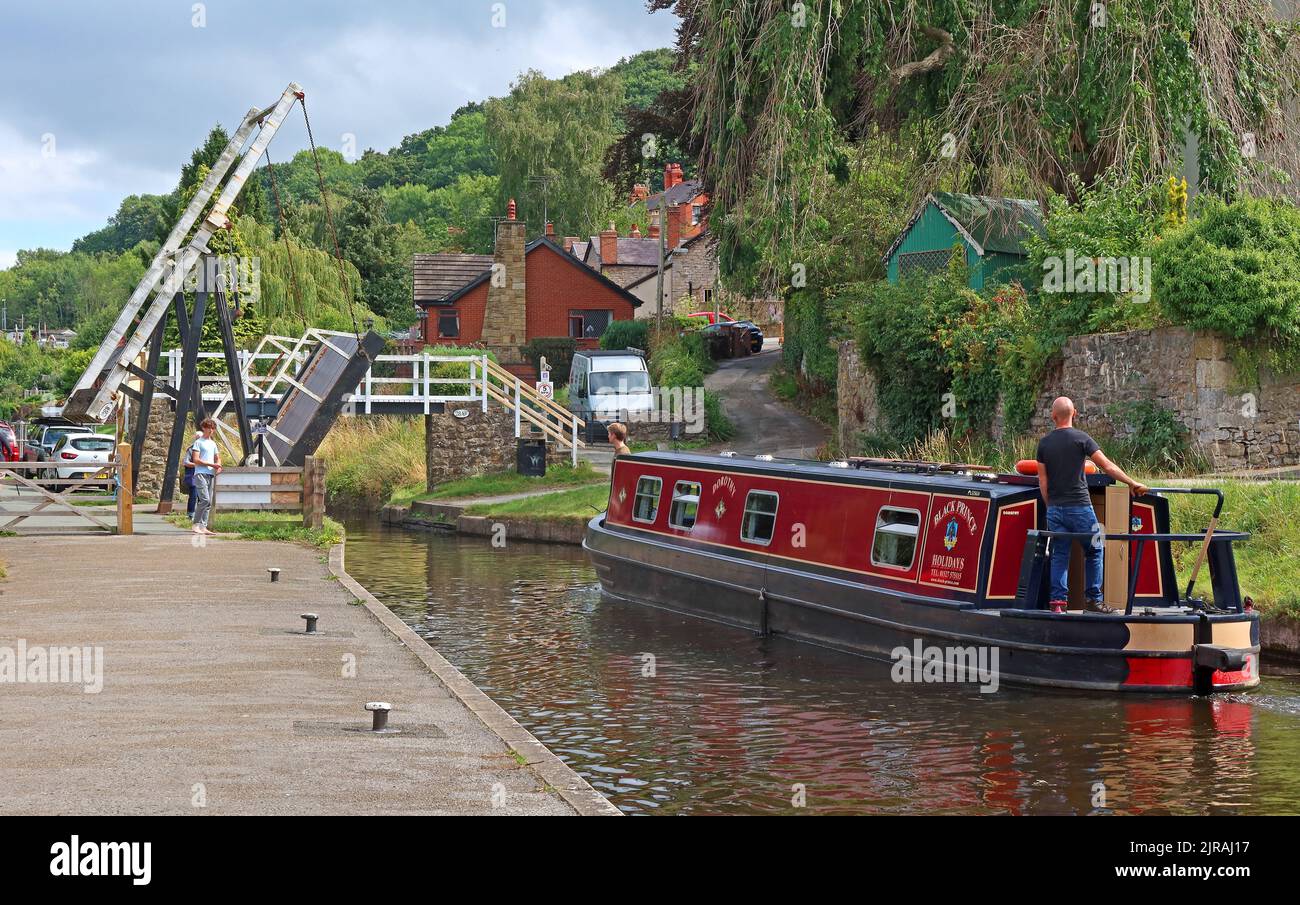La chiatta tradizionale Frederick William CR 47756 all'aperto ponte Bascule, vale of Llangollen, Trevor, Llangollen, Galles, REGNO UNITO, LL20 7TP Foto Stock