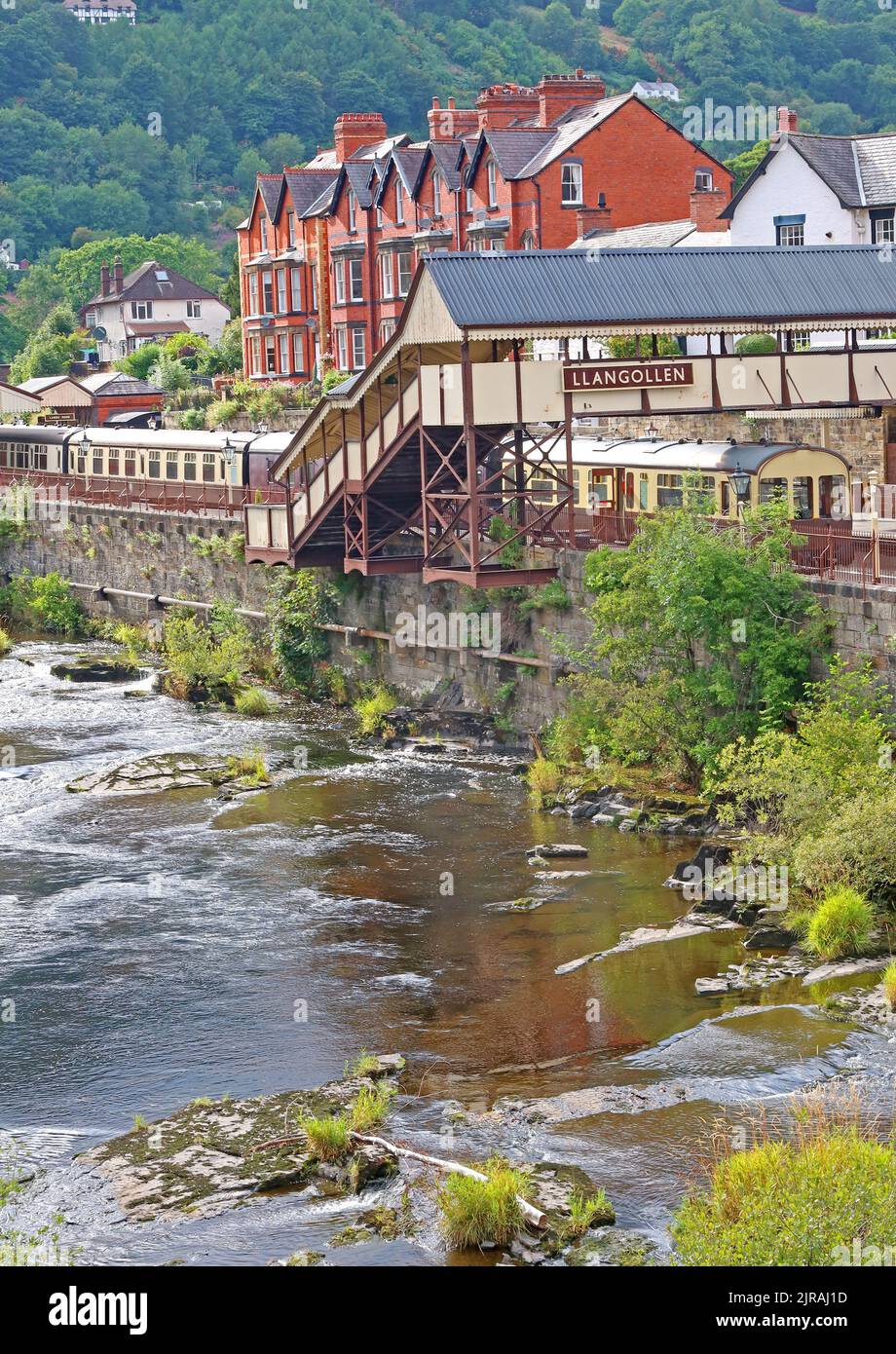 Llangollen ha conservato la stazione ferroviaria, vista attraverso il fiume Dee, Denbighshire, Galles del Nord, Regno Unito, LL20 8SN Foto Stock