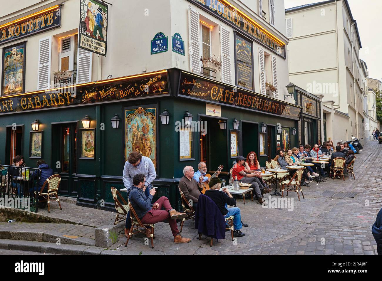 PARIGI, FRANCIA - 7 APRILE 2018: Montmartre è un quartiere storico della città. Ci sono molte attrazioni e ristoranti. Foto Stock