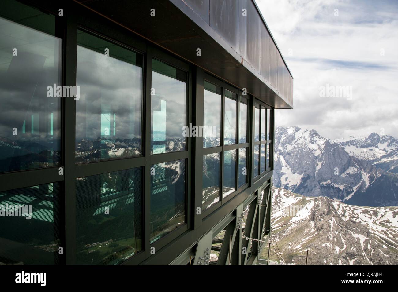 Alpi montagna riflessione nel vetro della finestra Foto Stock