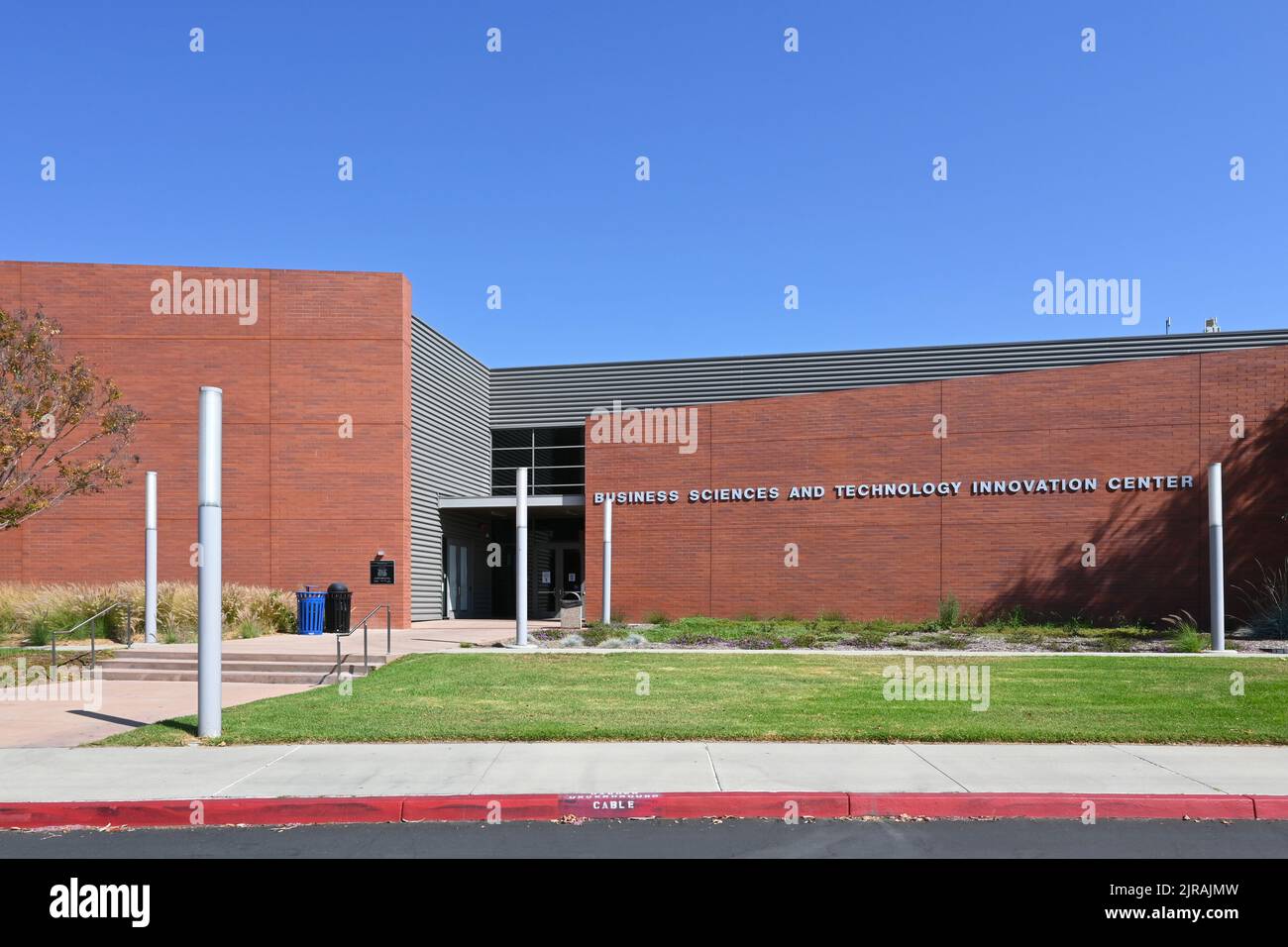 IRVINE, CALIFORNIA - 21 AGOSTO 2022: Il Centro di Scienze economiche e innovazione tecnologica sul Campus dell'Irvine Valley College, IVC. Foto Stock