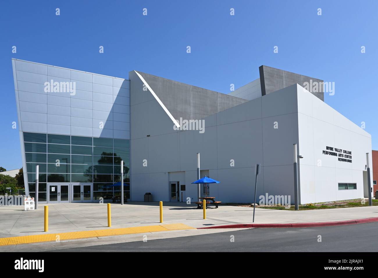 IRVINE, CALIFORNIA - 21 AGO 2022: Il centro di arti dello spettacolo sul campus dell'Irvine Valley College, IVC. Foto Stock