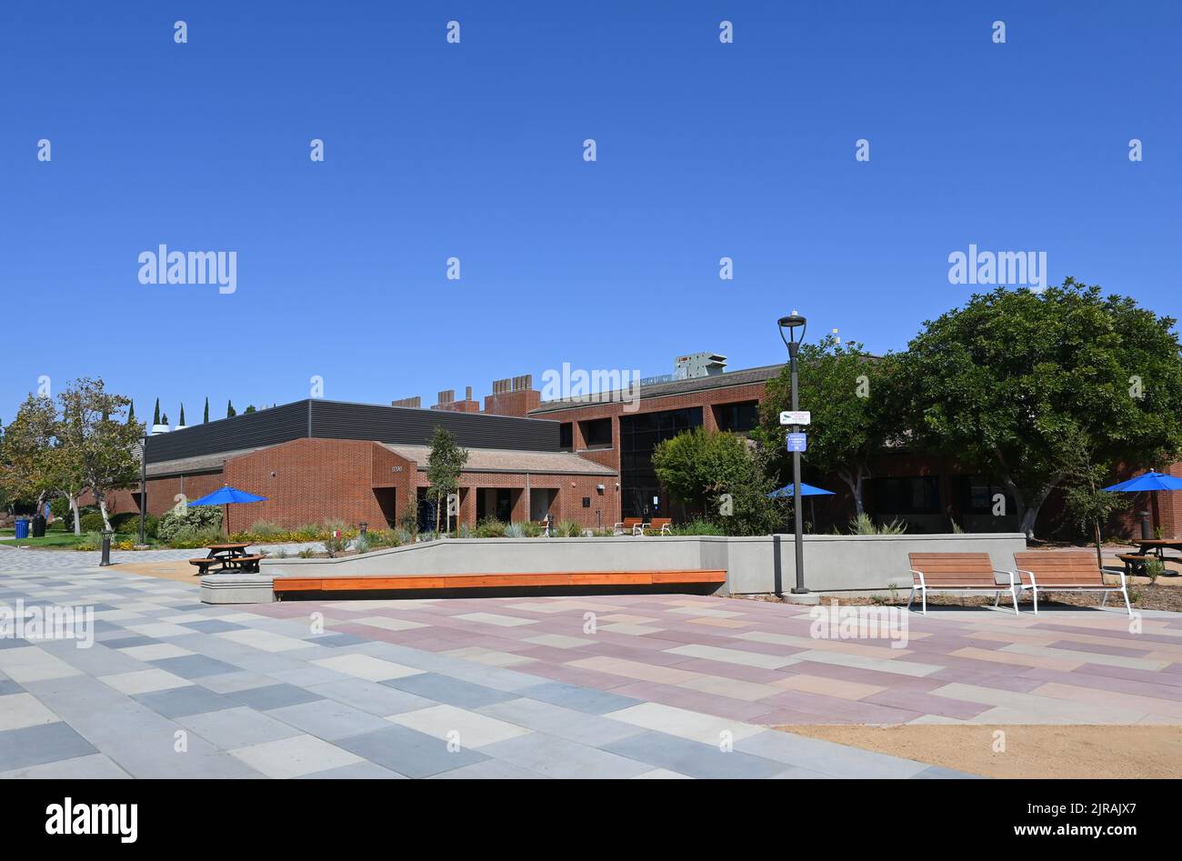 IRVINE, CALIFORNIA - 21 AGOSTO 2022: Il Centro servizi agli studenti e quad sul Campus dell'Irvine Valley College, IVC, parte della California Community C. Foto Stock