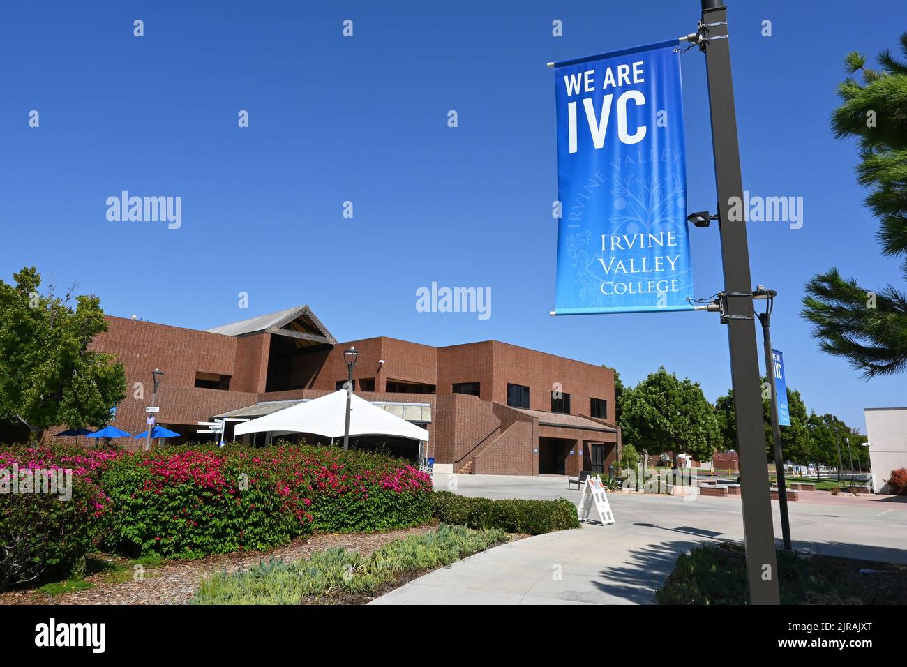 IRVINE, CALIFORNIA - 21 AGOSTO 2022: Banner presso lo Student Services Center sul Campus dell'Irvine Valley College, IVC, parte della California Community Foto Stock