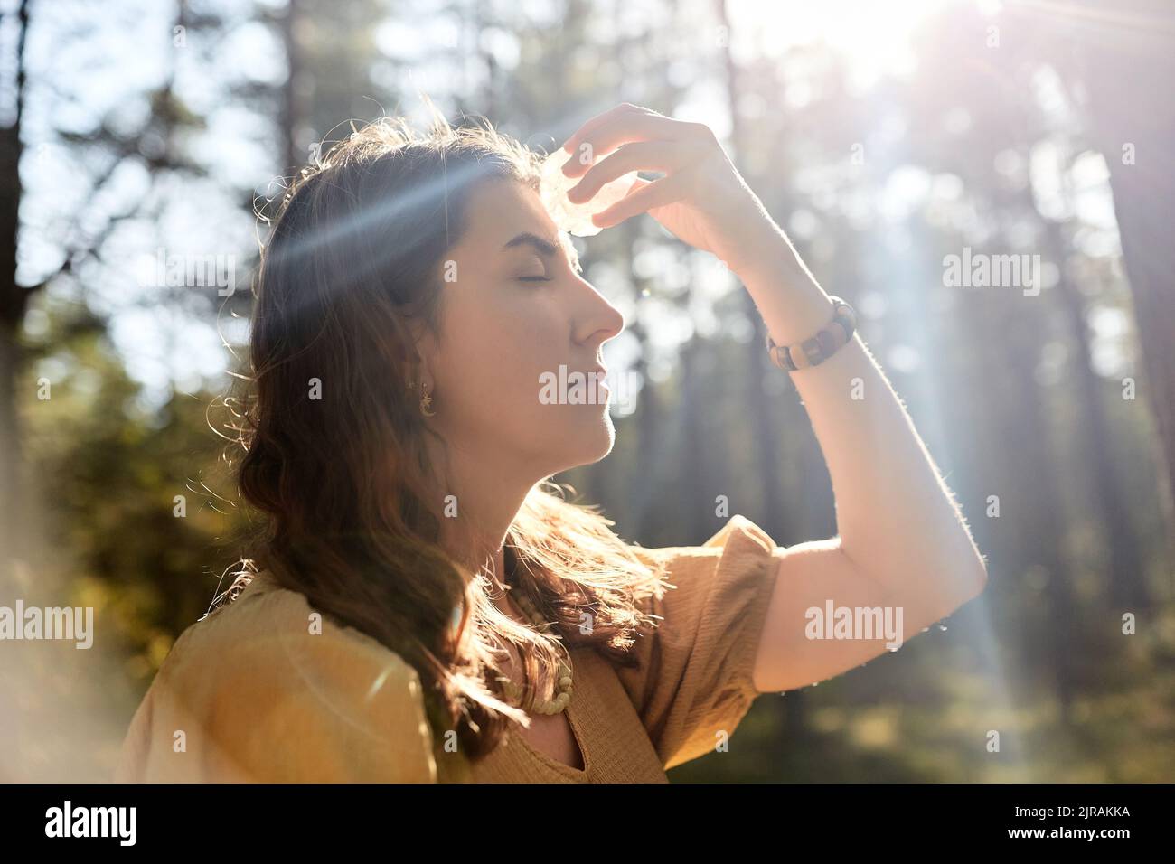 donna o strega che esegue rituale magico nella foresta Foto Stock