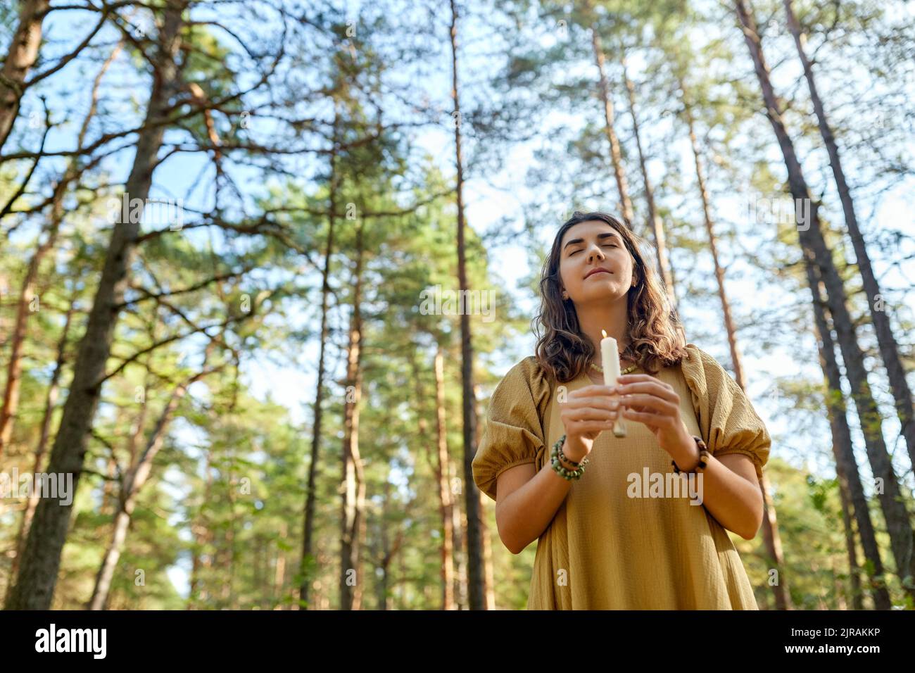 donna o strega che esegue rituale magico nella foresta Foto Stock