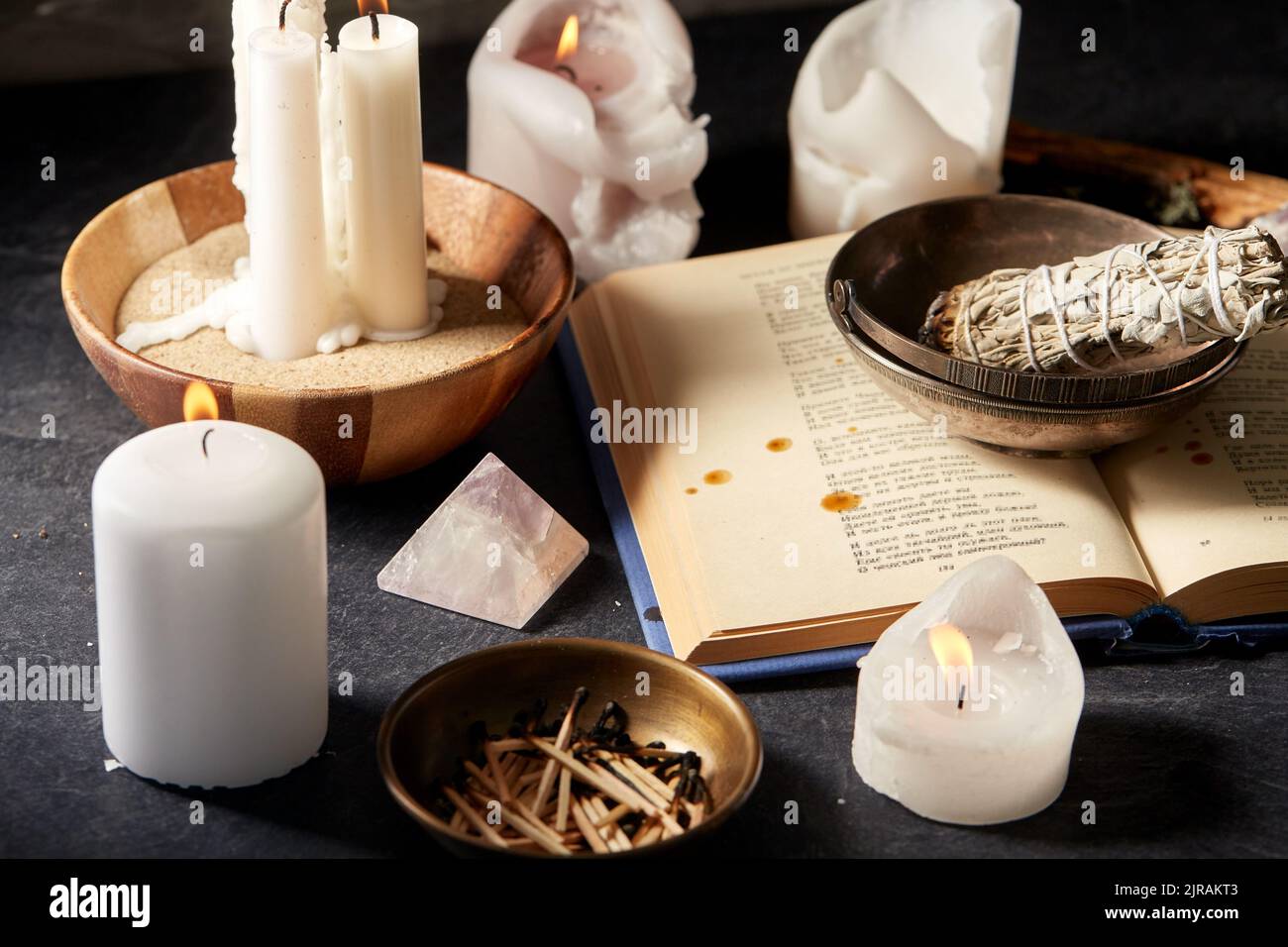 libro magico, salvia, candele bruciate e personale rituale Foto Stock