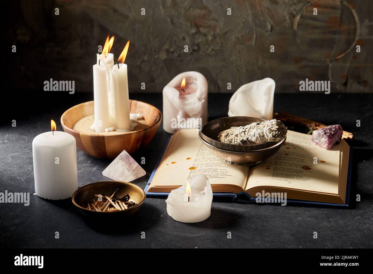 libro magico, salvia, candele bruciate e personale rituale Foto Stock