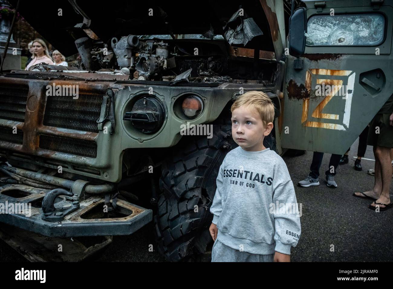 Kiev, Ucraina. 20th ago, 2022. Un giovane ragazzo ha visto camminare oltre un segno ''Z'' su una porta del relitto di un veicolo blindato russo a Kyiv, Ucraina. Come dedicato alla prossima Giornata dell'Indipendenza dell'Ucraina, e quasi 6 mesi dopo l'invasione su larga scala dell'Ucraina il 24 febbraio, la capitale del paese Kyiv tiene una mostra sulla strada principale di Khreschaytk Street che mostra le attrezzature militari distrutte multiple, carri armati, E le armi delle forze armate della Federazione Russa (AFRF). Quando la piena invasione russa dell'Ucraina è iniziata il 24 febbraio, la guerra ha ucciso numerosi civili e. Foto Stock