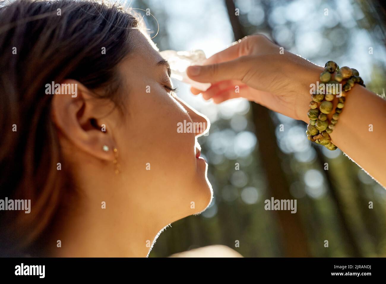 donna o strega che esegue rituale magico nella foresta Foto Stock