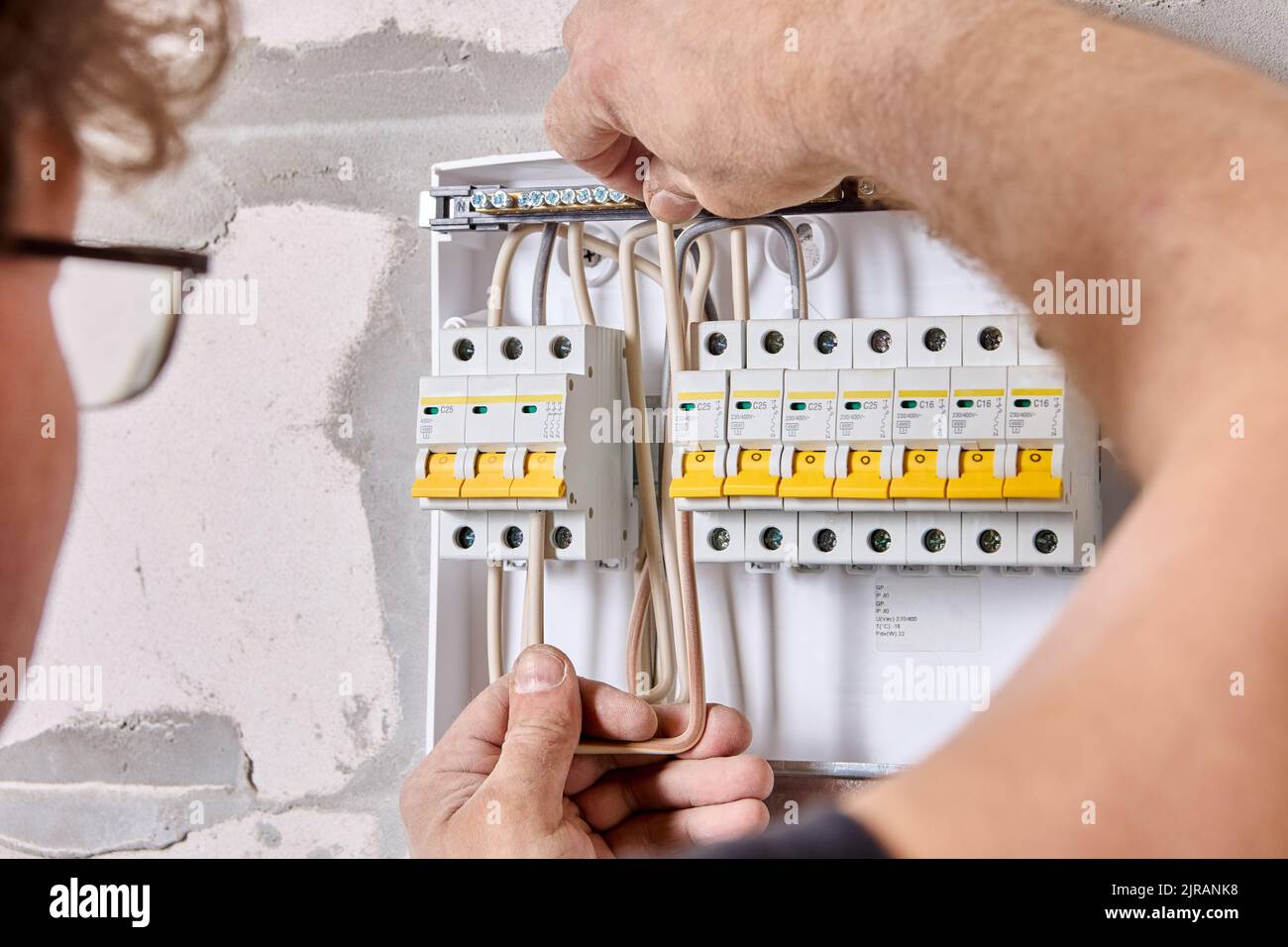 Collegamento del cablaggio principale alla scatola fusibili nell'unità del dispositivo elettrico del quadro di comando. Foto Stock