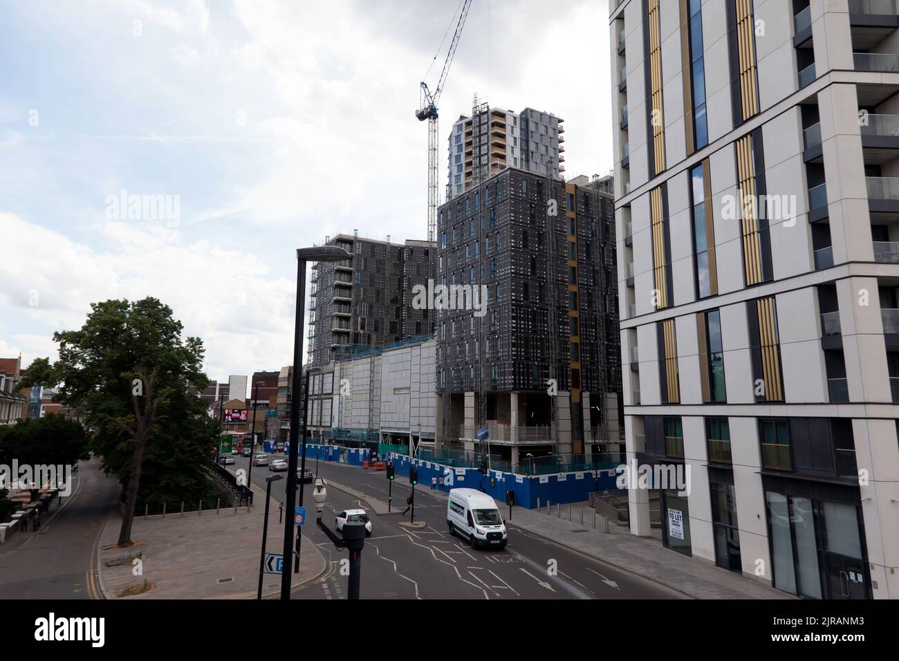 Una vista lungo Lewisham High Street verso il sito della rotonda precedente, mostrando la fase II del Lewisham Gateway Development, sul lato destro. Foto Stock