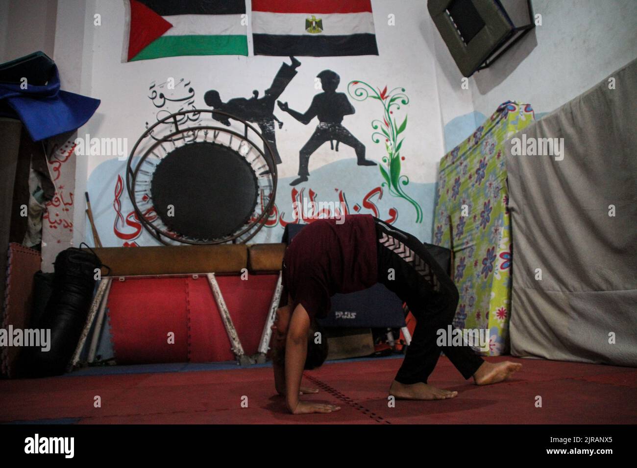 Città di Gaza, striscia di Gaza, Palestina. 22nd ago, 2022. Gaza, Palestina. 22 agosto 2022. Un giovane contorsionista palestinese pratica le sue abilità acrobatiche al Palestine Sports Centre di Gaza City (Credit Image: © Ahmad Hasaballah/IMAGESLIVE via ZUMA Press Wire) Foto Stock