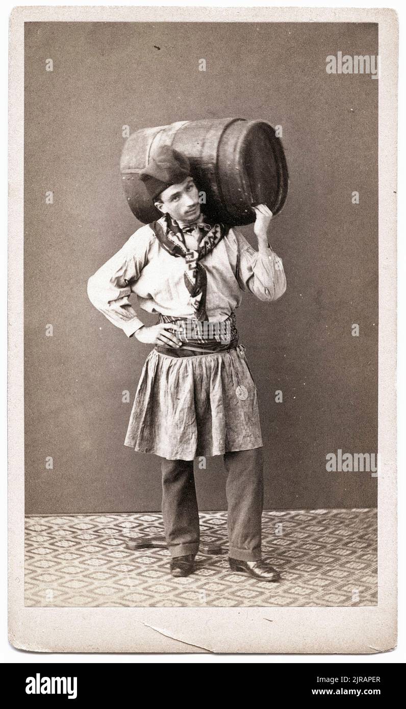 Un portiere che porta un barile di vino, circa 1870. Fotografia di Celestino Degoix (1825 - 1902). Foto Stock