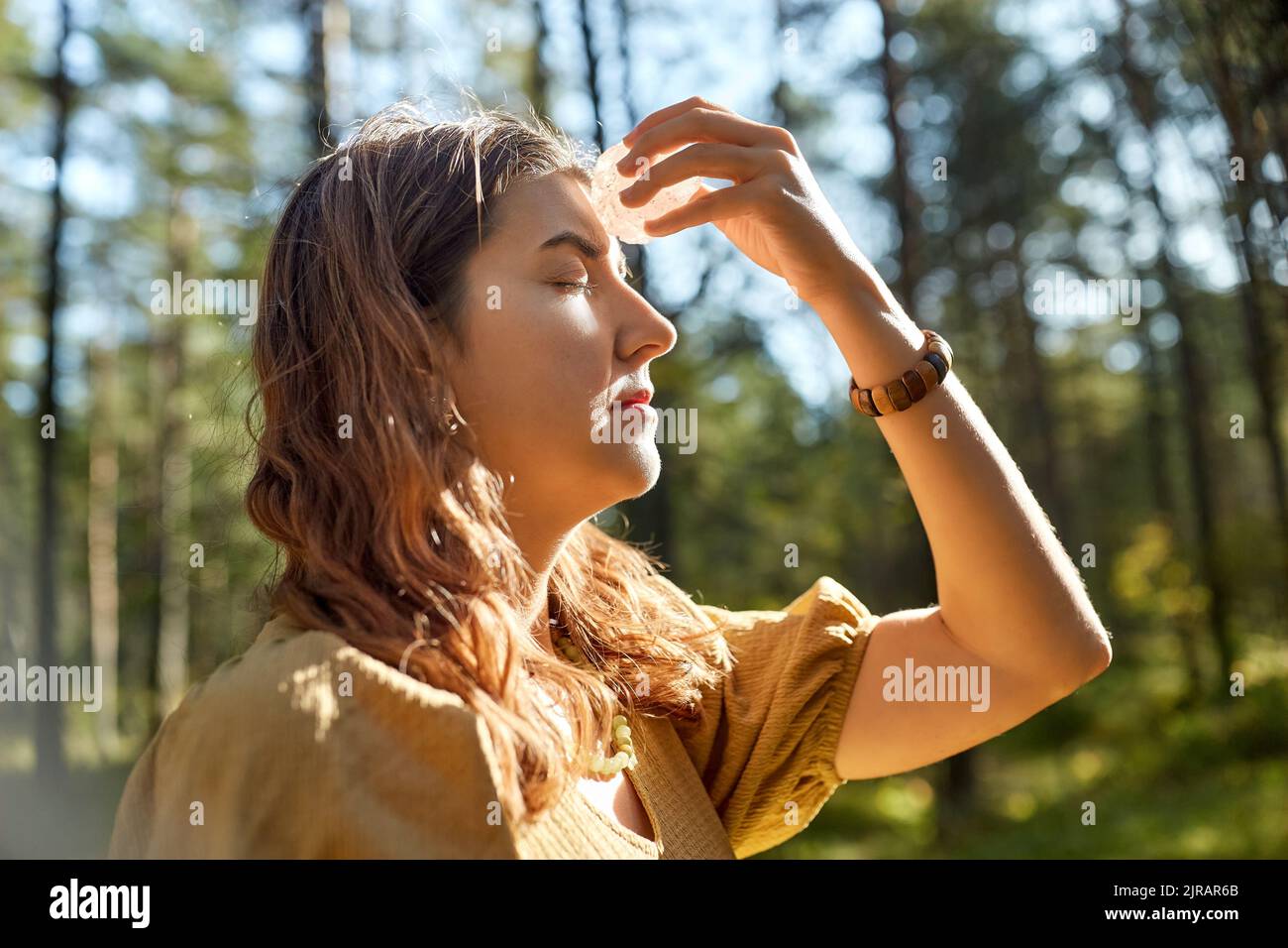 donna o strega che esegue rituale magico nella foresta Foto Stock