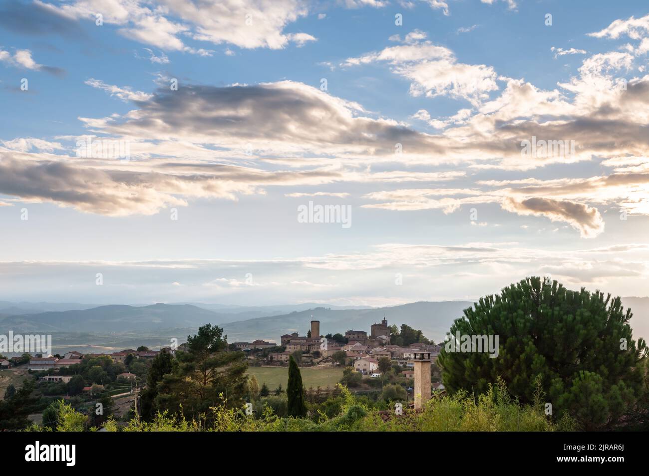 Bellissimo paesaggio e borgo medievale chiamato Oingt nella zona Beaujolais, Rodano Alpi Auvergne, Francia Foto Stock