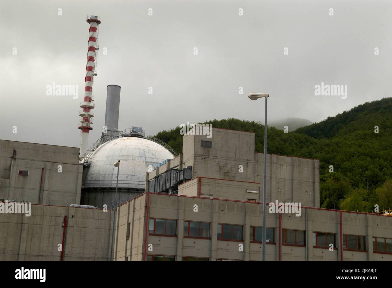 Ex centrale nucleare sperimentale del Lago di Brasimone (Bologna, Italia), attualmente convertita dall'ENEA (Agenzia Nazionale per le nuove tecnologie, energia e atmosfera) in un centro di ricerca per lo sviluppo di tecnologie di fusione termonucleare controllata, l'innovazione dei sistemi nucleari e il monitoraggio ambientale. Foto Stock