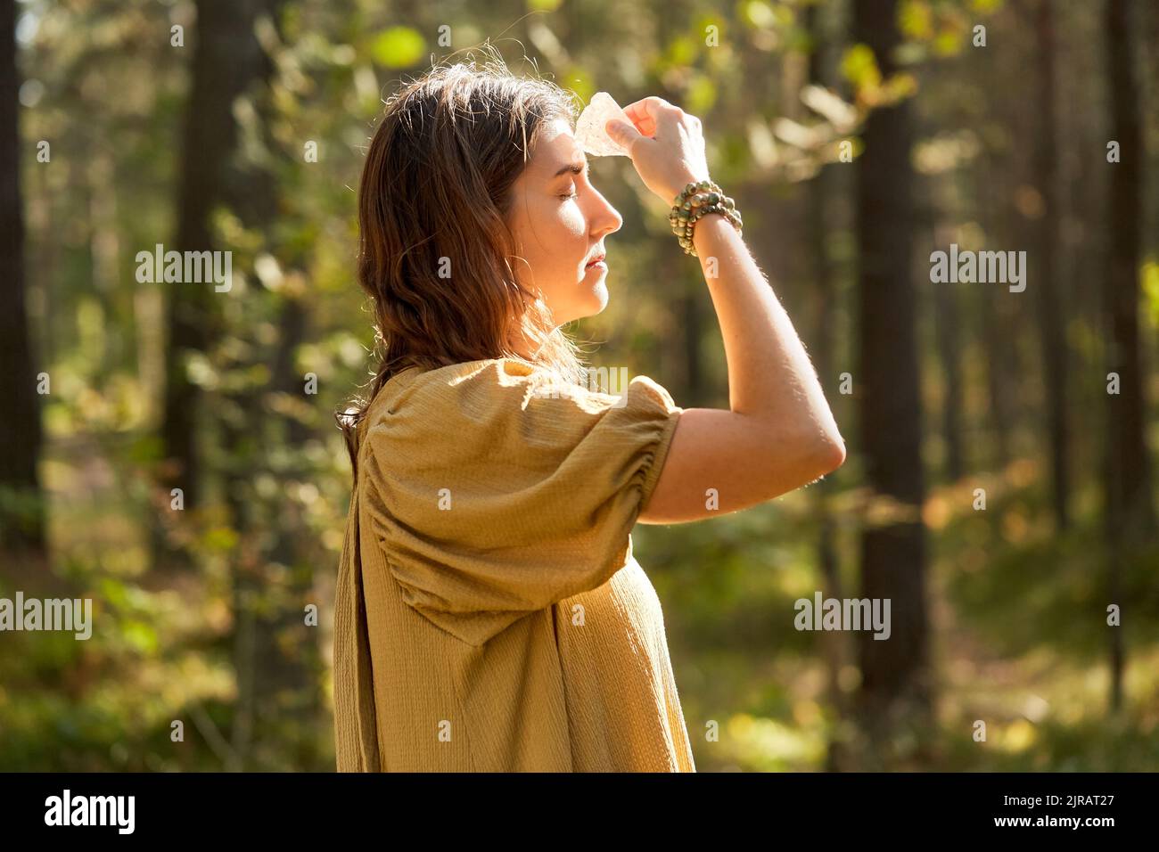 donna o strega che esegue rituale magico nella foresta Foto Stock