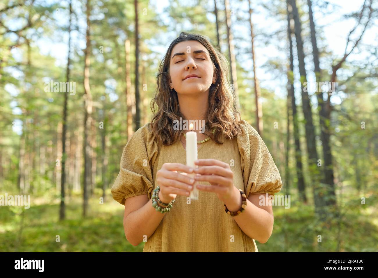 donna o strega che esegue rituale magico nella foresta Foto Stock